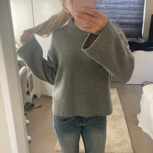 Stickad tröja - Jättefin stickad tröja som jag inte använder längre. Den är lite nopprig men inte jättemycket och har ett jättelitet hål på ärmen som knappt syns, därav ett billigare pris❤️