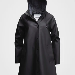 Stutterheim regnjacka - Stutterheim regnjacka, modell mosebacke. Snygg och vattentät. Använd ett fåtal gånger. Storlek XS. Nypris 2750 SEK. 
