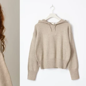 Stickad hoodie  - Supermysig beige stickad hoodie från Gina Young. Jättesnygg till ett par jeans eller kostymbyxor. Passar till allt och supermysig. Skriv för egna bilder.