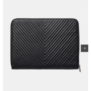 Svart datafodral  - Svart datafodral från Åhléns med guld kedja aldrig använt, köpt för 400kr🩷🩷 