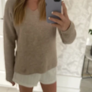 Stickad tröja  - Väldigt fin helt ny inte något nopprig är från only köpte den för runt 300kr storleken är xs men den är lite oversixed så den passar s och m och xs