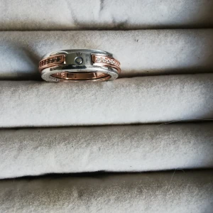 Pandora ring  - Ring från pandora Storl 6. Tyvärr för stor för mig inga repor eller märken Ask medföljer inte Katt finns i hemmet 