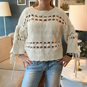 Trekvartsärmad tröja  - Ascool tjockare tröja med trekvartsärmar och snörning på armarna 💖jag bär vanligtvis storlek S 