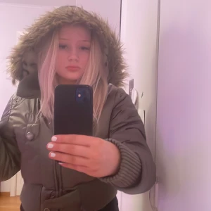 Y2k jacka - Svinsnygg y2k jacka oandvänd prislappen är inte kvar för att jag tvättade jackan.storlek L men sitter som en s/m