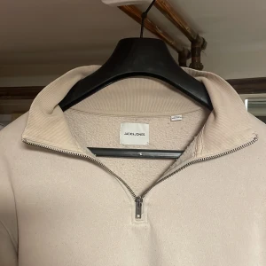 Jack & Jones Zip up  - Snygg zip up från jack&jones som passar till det mesta. Det finns några små fläckar som tyvärr inte går bort men det är inget man tänker på vid användning. Den passar till de mesta. Passar storleksmässigt för dig mellan 170-180, något kort för mig. 