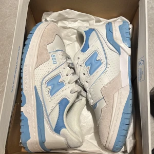 New balance 550 - Säljer mina new balance i mycket bra skick ända tecknet på användning är att sulan är skitig. Säljer flr de är för små på mig🥲 storlek 37