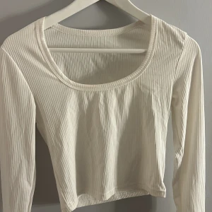 vit långärmad tröja - säljer denna superfina vita långärmade tröjan. Strl S och är köpt på shein