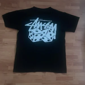 stussy dice t shirt - stussy tröja med den ikoniska tärnings designen. knappt använd 