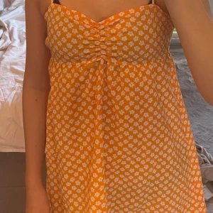 Mini klänning - Super gullig kort klänning som har använts fåtal gånger. Den ser ut som ny. Skriv om du vill ha fler bilder på den💞