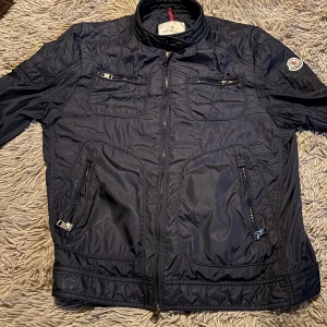 Moncler jacka  - Moncler jacka storlek 3 men passar s Jackan är äkta  