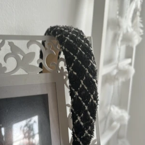 Svart och vit diadem - Säljer ett snyggt svart och vitt diadem med ett rutigt mönster. Det är perfekt för att piffa upp vilken outfit som helst. Diademet har en mjuk och bekväm passform. Passar både till vardag och fest!