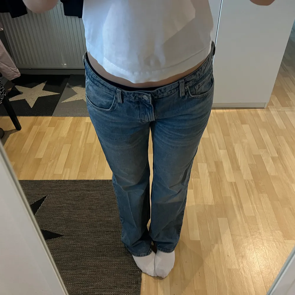 Från Weekday, modell ARROW Storlek 32/34 Är ca 173 och dom är ganska långa.  💕 Använda 1/2 gånger bara. Jeans & Byxor.