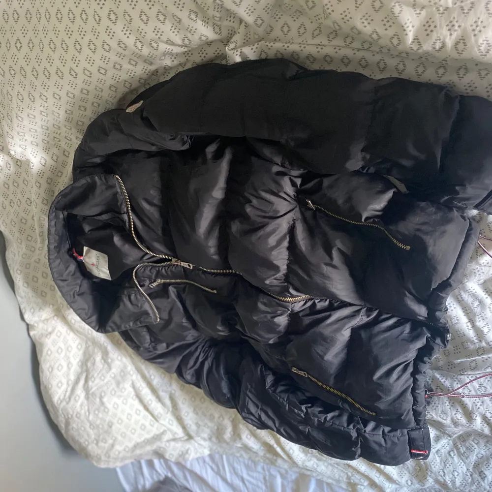 Säljer den här jackan från moncler. Skicket är 8.5/10 kvitto finns tyvärr inte där av det låga priser.  kan sänka priset vid snabb affär. Kom priv för mer info! BYTEN ÄR INTRESSANT!. Jackor.