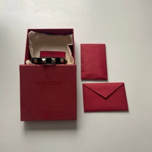 Valentino armband  - Tja! Säljer ett riktigt snyggt valentino armband, skick 6-7 av 10 (se sista bilden). Låda, dustbag och en extra nit följer med. Skriv om du undrar något 🤝