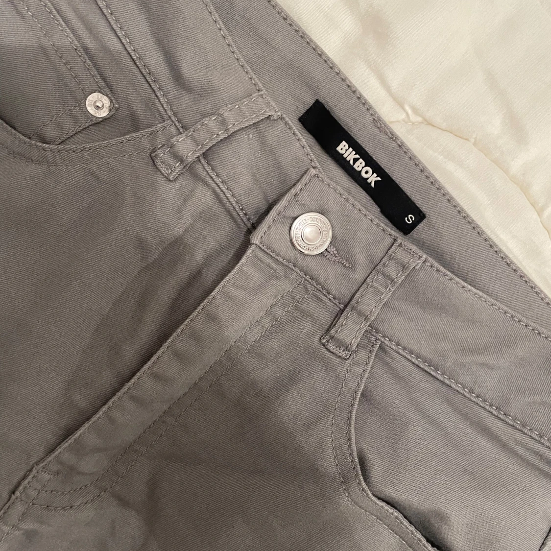 Gråa skinnys från Bik Bok