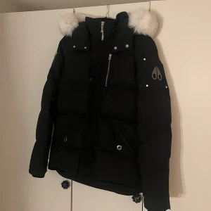 Moose knuckles 3q jacket - Jackan är inköpt på johnells men kommer aldrig till användning, kvitto finns! Jackan är som ny, använd 1-2 gånger. Skriv för mer info/kvitto.