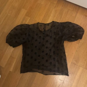 festtopp - super fin festtopp. Lite genomskinlig men ser perfekt ut med ett linne under. Enda bilden jag har då den är använd få gånger och då den är lite i för liten i mina ärmar