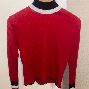 Röd ribbad tröja - Snygg unik röd ribbad tröja med svarta och vita detaljer. Köpt på Zara förra året. Storlek M men liten i storleken.