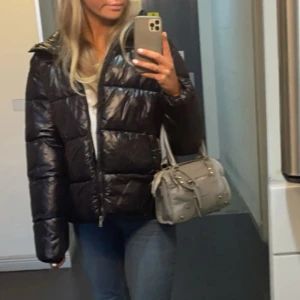 Lager 157 jacka - Säljer min jacka som jag köpte förra veckan från plick(bilder från förra säljaren) Säljer för den var för stor! Skriv om ni vill ha bilder från mig:) 400kr+ frakt Tryck inte på ”köp”