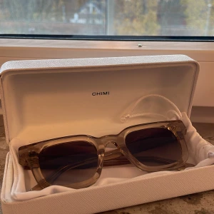 Chimi  - Chimi 04 färg ECRU. De är använda cirka 10 gånger och är precis som nya. Det ända är att fodralet till de är lite snett se bild 4. Köpta för 1350 kr