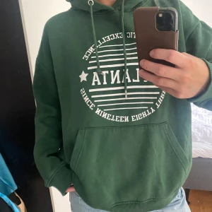 Grön hoodie från Daisy Street - Säljer en grön hoodie från Daisy Street i storlek L. Perfekt för en avslappnad stil med känguruficka och justerbar huva. Supermjuk och skön för höst och vinter!