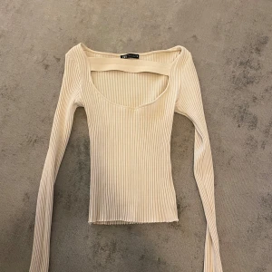 Beige Zara tröja/topp - Trendig tröja som jag köpte från Zara i Spanien, tyvärr passar den inte mig längre o drf vill jag sälja :( har dock inte använt den så mycket, så den är i ny skick Pris kan diskuteras 👍🏻