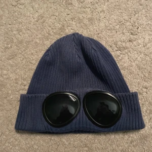 Cp company mössa  - Tvär snygg cp company mössa. Pytte Lite sliten på cyklopen men annars så är det inga konstigheter 