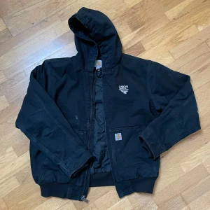 Carhartt  - Hej! Säljer en riktigt schysst Carhartt jacka. Storlek L. Sitter bra i midjan för mig som är 184. Baggy och najs. Finns i Stockholm och kan skickas! 