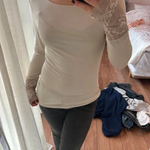 Långärmad begie tröja - Säljer denna långärmade begia tröjan med fina detaljer vid ärmarna. Storlek xs/s. Finns bara att köpa i luleå och på öland. Helt oanvänd. Orginalpris 499kr. 