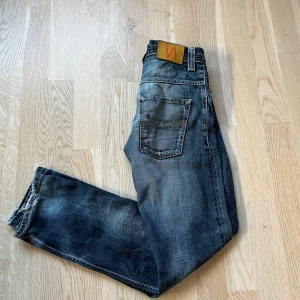 Jeans - Ett par mörkblåa Nudie jeans som knappt är använda. Storlek W29 L32.