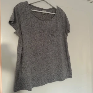 T-shirt - T-shirt från H&M. Noppig men hel.