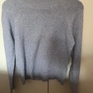 Stickad tröja - En fin stickad tröja i blå. storlek XS. Den har ett litet hål vid armen (se bild 4) men det är enkelt att fixa. 💕