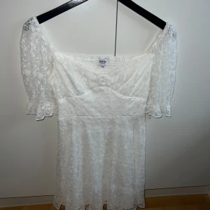 klänning  - Populära Nelly klänningen som inte säljs mer. Använd en gång (studenten)! Mycket bra skick! (Pris kan diskuteras