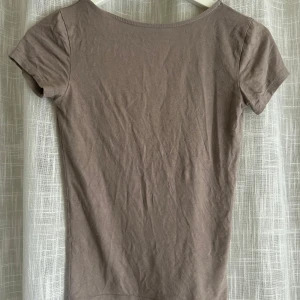 Beige backless topp - Snygg beige topp med öppen rygg😍har lite tecken på användning men inget som syns tydligt