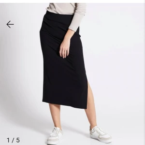 Kjol - Kjol med slit från lager 157 säljer då den inte har kommit till användning. Aldrig använd. Säljer för 80kr och köptes för 150kr💕🫶🏼