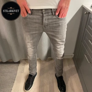 Jeans med slitningar  - Hej säljer nu dessa snygga gråa slim fit jeans med slitningar från märket Allsaints. Skick 9/10 och storlek W32. Hör av er vid frågor!