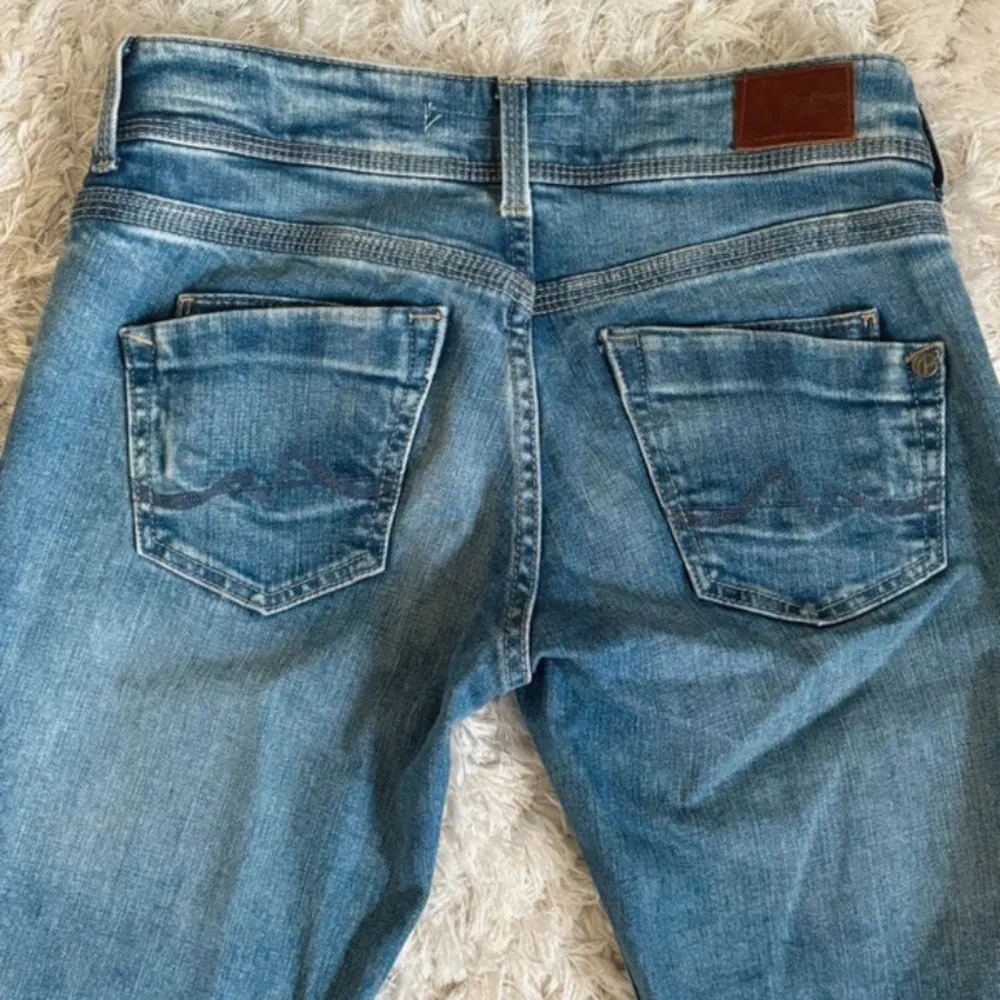 säljer ett par trendiga och lågmidjade jeans bootcut pepe jeans, som är slutsålda överallt. Storlek 27 x 32, nästan helt oanvända så jätte bra kvalitet.Köpre för 1000 o säljer för 600 . Jeans & Byxor.