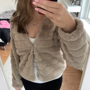 Mysig kofta/jacka  - Jättemysig kofta som man även kan använda som jacka när det är lite varmare. Köpt på vinted men den är i jättebra skick💞💞💞