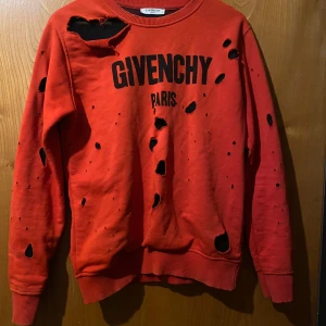 Givenchy - Okej skick på tröjan, pris kan diskuteras.