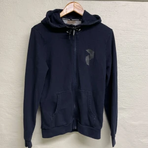 Peak performance tröja - Peak performance tröja i storlek S. Ett litet hål på luvan.