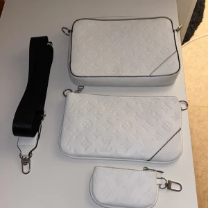 Lv triobag - Säljer nu min LV trio bag då jag aldrig använt den så den är i nyskick.