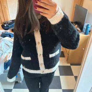 stickad kofta  - säljer denna så snygga och trendiga stickade koftan med guld knappar! 