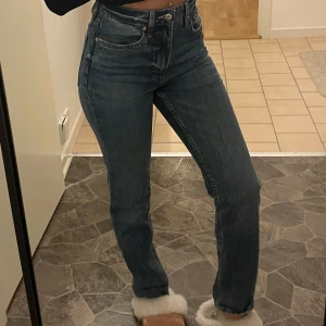 Jeans straight  - Hel nya aldrig använda raka slim jeans från H&M  Strl 36  Högmidjade 