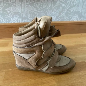 Isabel marant - Suupersnygga isabel marant liknande skor! Köpt på plick för ett tag sedan men aldrig kommit till användning💗 storlek 40 men sitter som 39! Pris går såklart att diskutera vid snabb affär! Små slitningar (bild 5), men syns inte tydligt!!