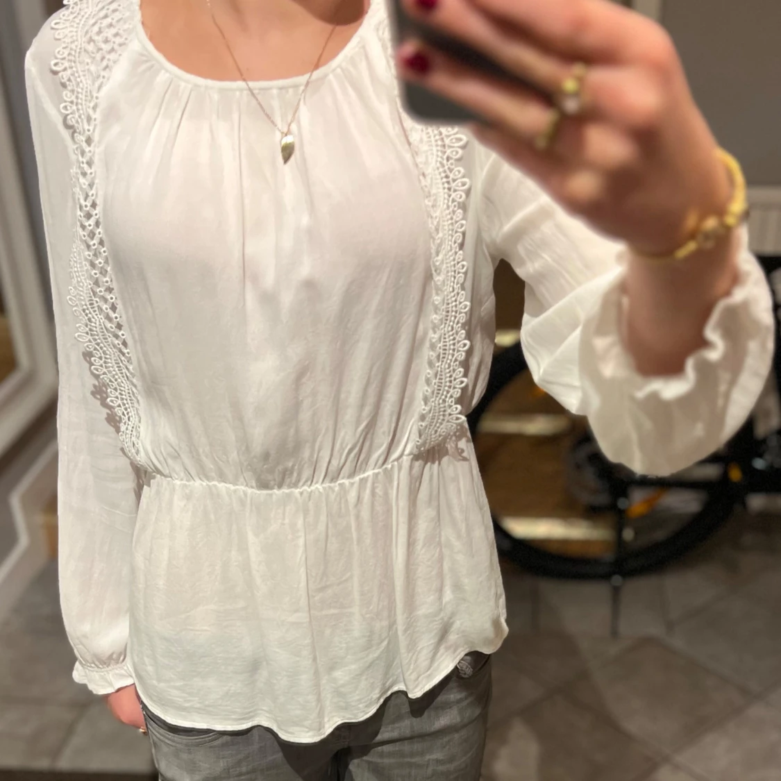 Vit blus med fina detaljerđ€