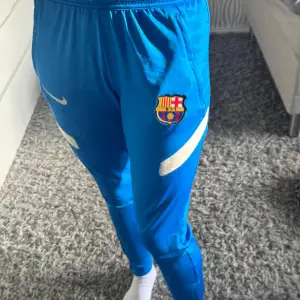 Snygga Barca byxor storlek XS! Köpte från Unisport🫶🏻Perfekta för både vardag och träning! Aldrig använda så de är i utmärkt skick. Säljes till ett bra pris. Skriv för frågor eller bilder🥰