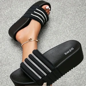 Helt nya platåtofflor 38 - Snygga svarta platåtofflor /sandaler med strassdetaljer. Aldrig använda. Passar storlek 38. Innermått ca 24 cm, se bild.