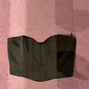 Svart korsett top Zara - Kort svart korset topp, sidenliknande material, använd 1 gång 