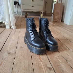 Dr. Martens, men hög sula  - Knappt använda, väldigt bra skick, storlek 37. Orginal pris 2450 kr 