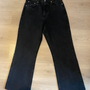 Hope beat jeans - Bootcut jeans i w30 l32. De har skräddarsytts 5cm kortare. Nypris 2300kr.